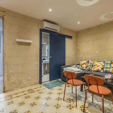 Cozy For 4 In דירה